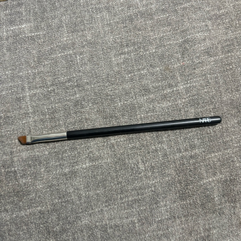 NARS 38 angled brush